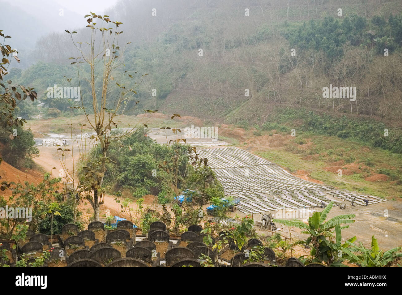 Construcction eines Damms an der Grenze zwischen China und Vietnam Stockfoto