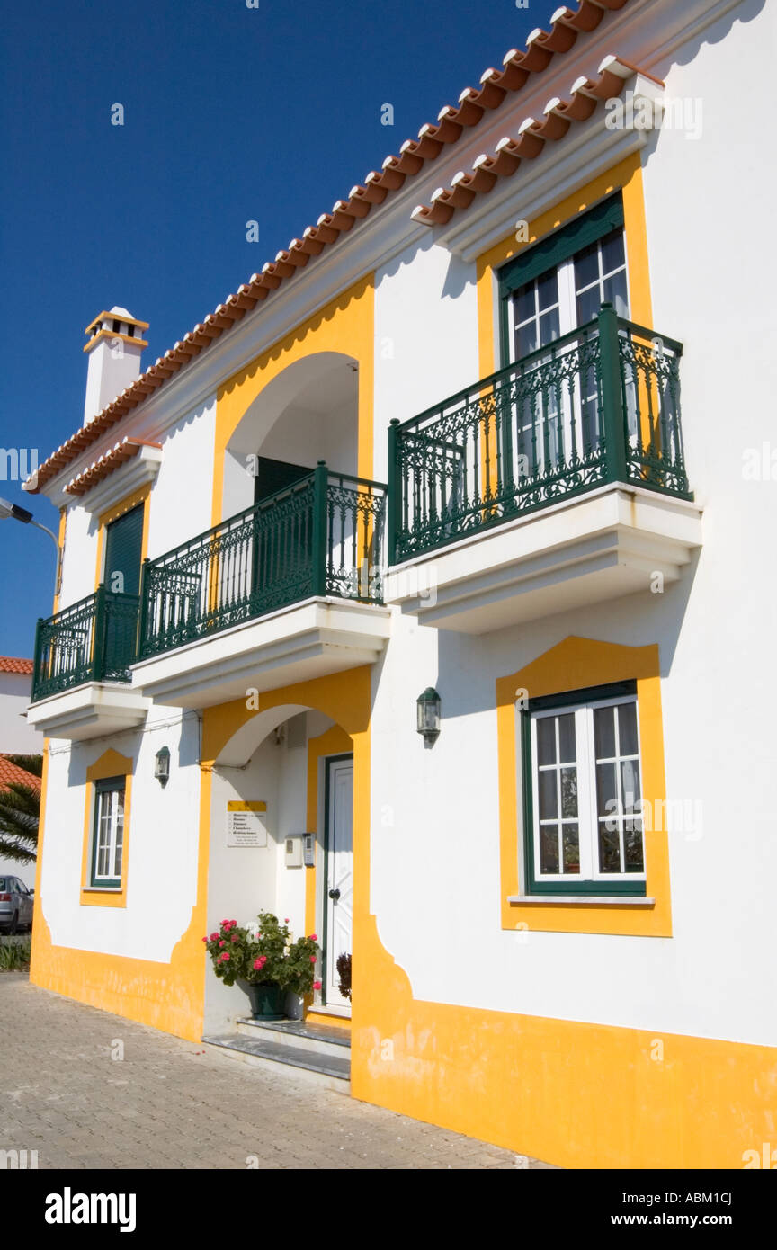 Weiße und gelbe Haus Zambujeira Mar Alentejo Portugal Europa Stockfoto