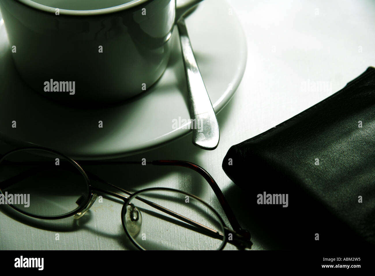 Kaffeetasse und Geldbeutel Stockfoto