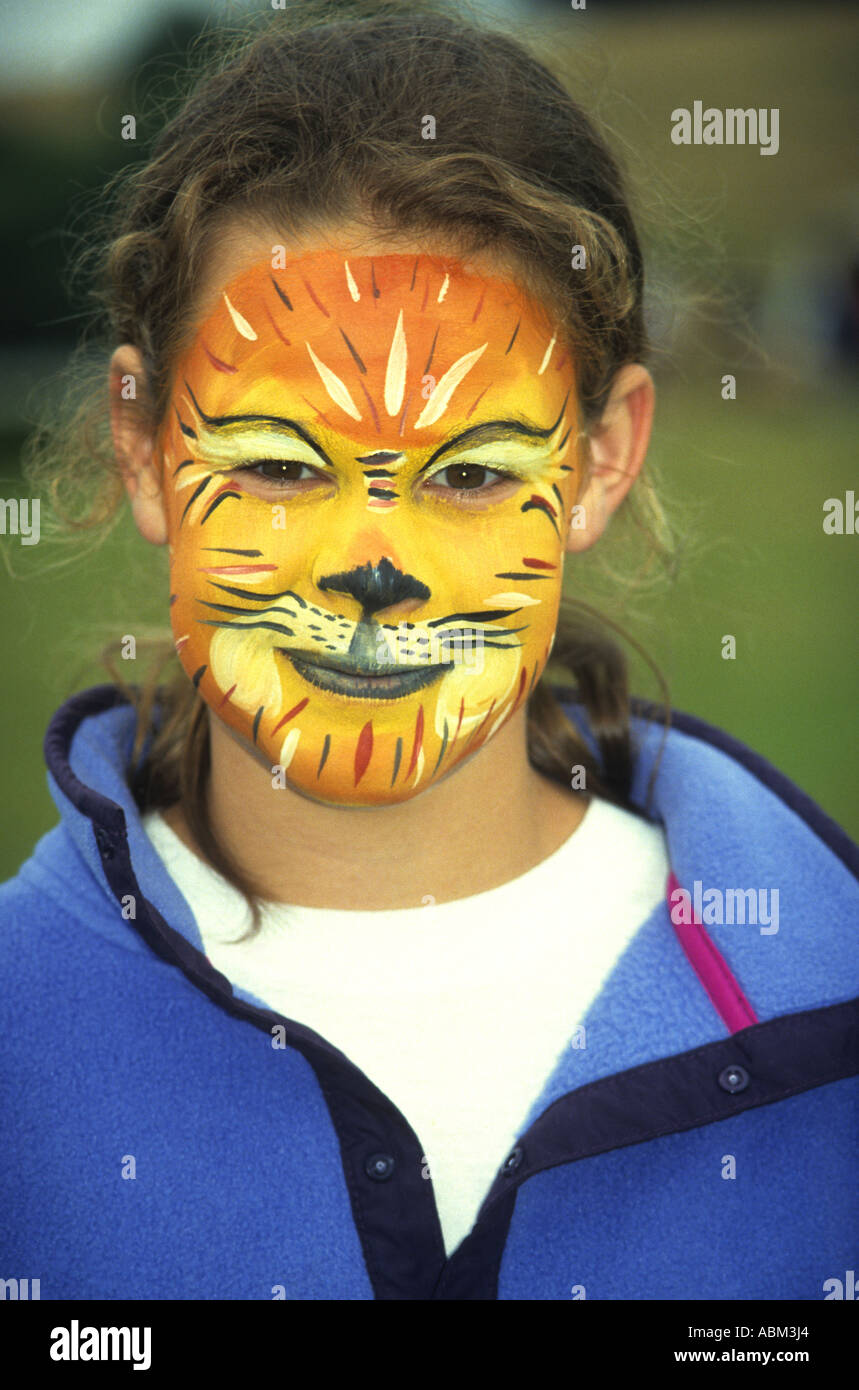 Kind mit einem gemalten "Tiger" Gesicht auf einem Stadtfest in England Stockfoto