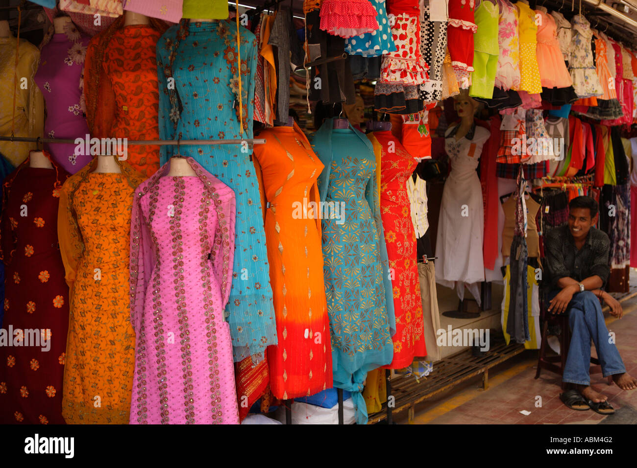 Sari-Verkäufer, Connemara-Markt, Palayam, Trivandrum Thiruvananthapuram, Kerala, Südindien. Stockfoto