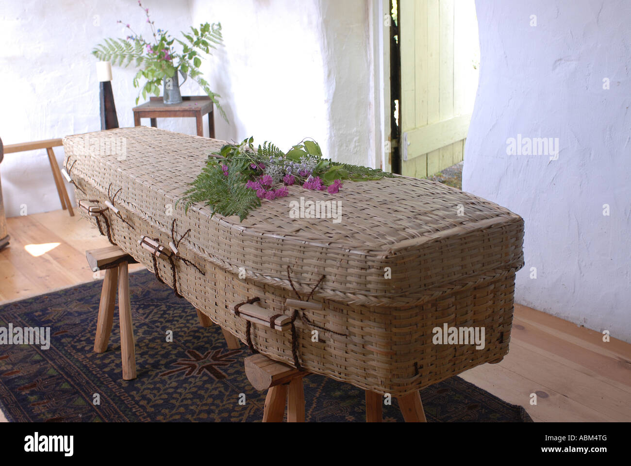 Wicker Sarg, angeboten durch eine grüne Beerdigung in Cornwall. Stockfoto