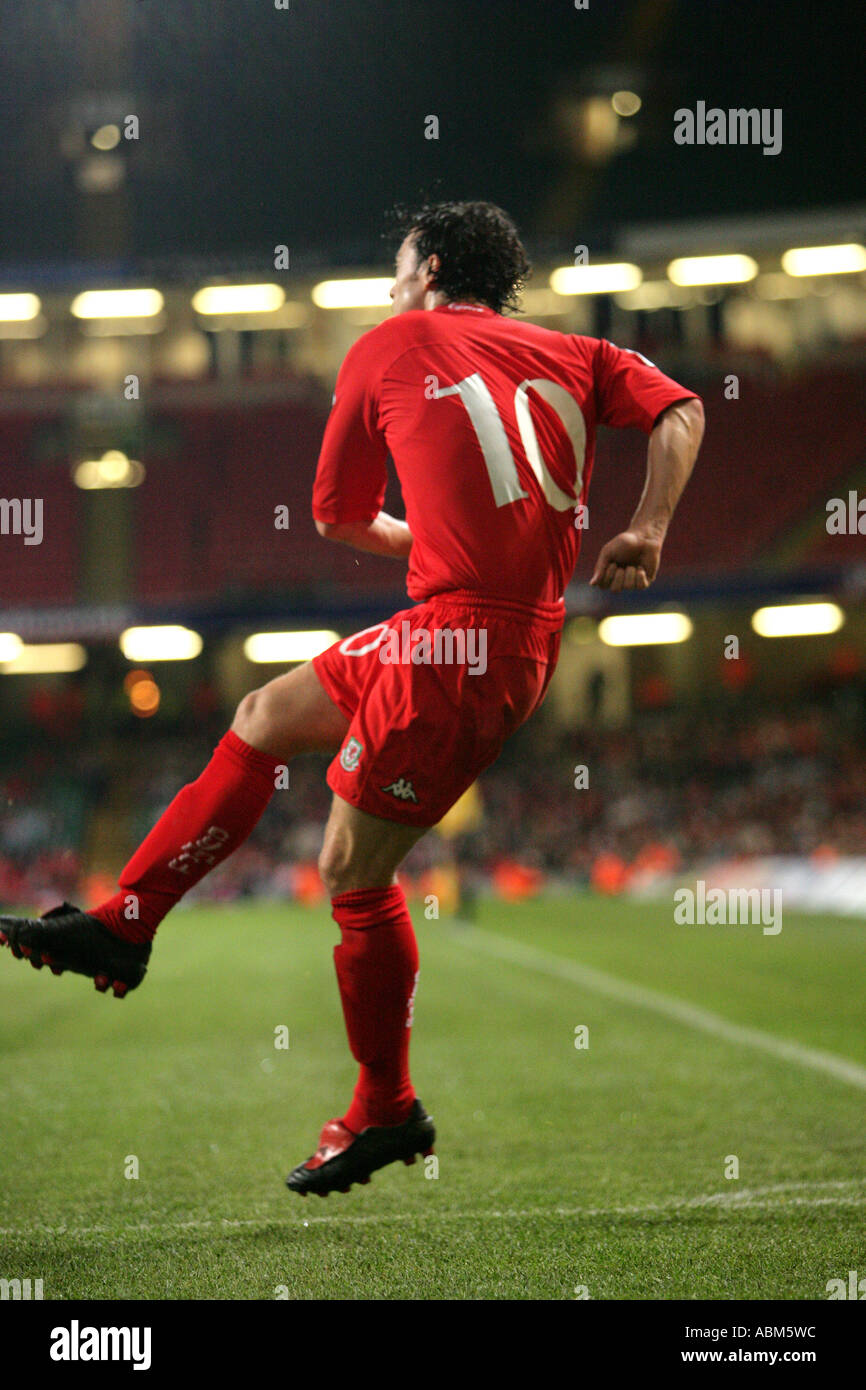 Simon Davies Wales und Azerb n Fußball Millennium Stadion Cardiff South Wales Stockfoto