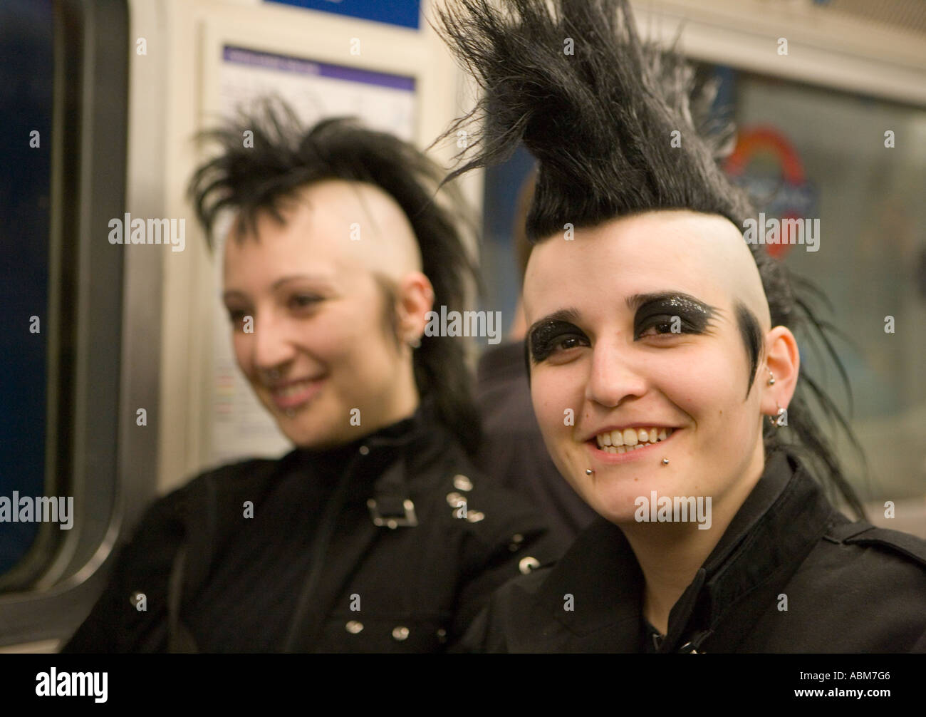 Goth Girl mit Irokesenschnitt Frisur auf London Tube mit Freund Stockfoto