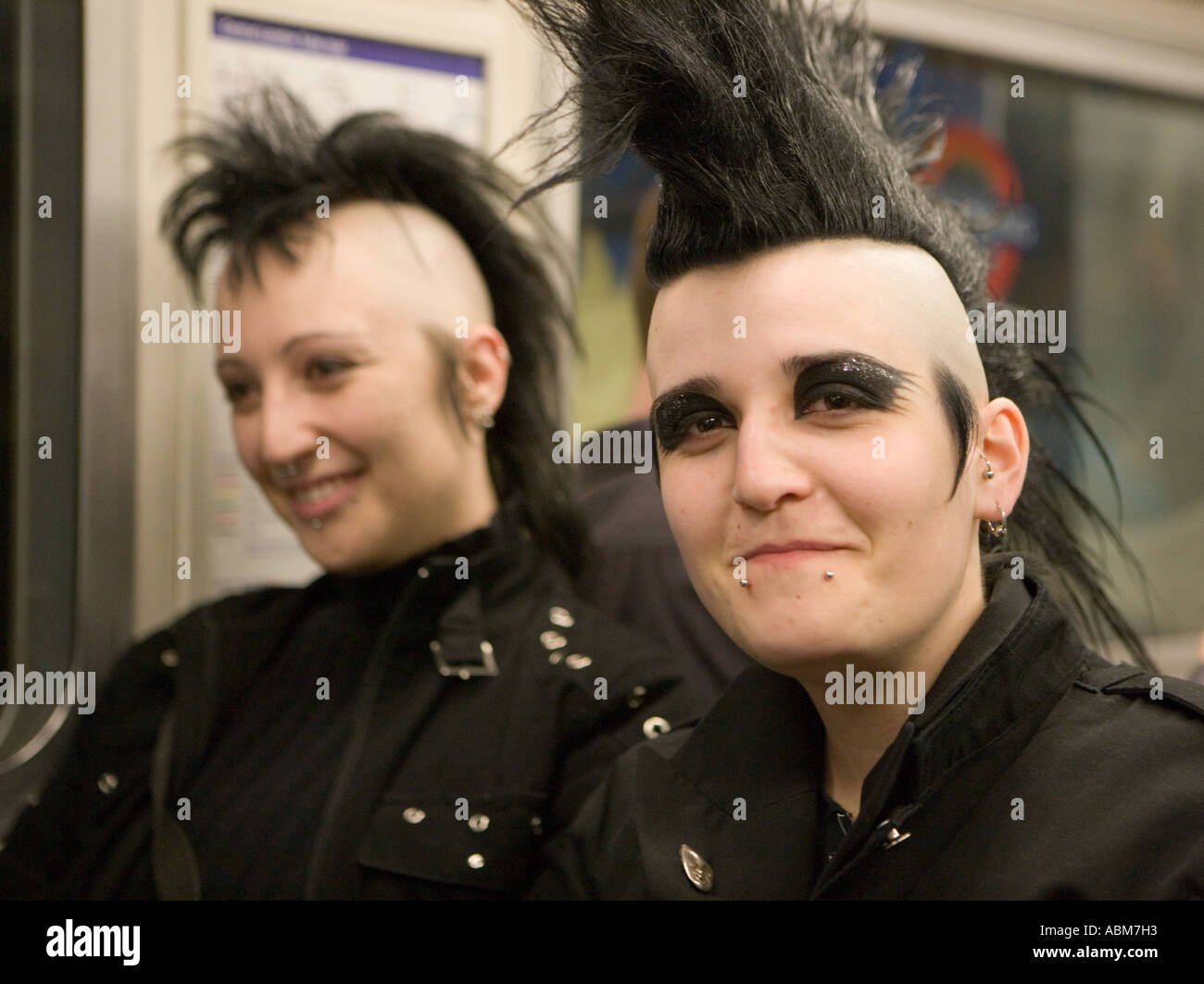 Goth Girl mit Irokesenschnitt Frisur auf London Tube mit Freund Stockfoto