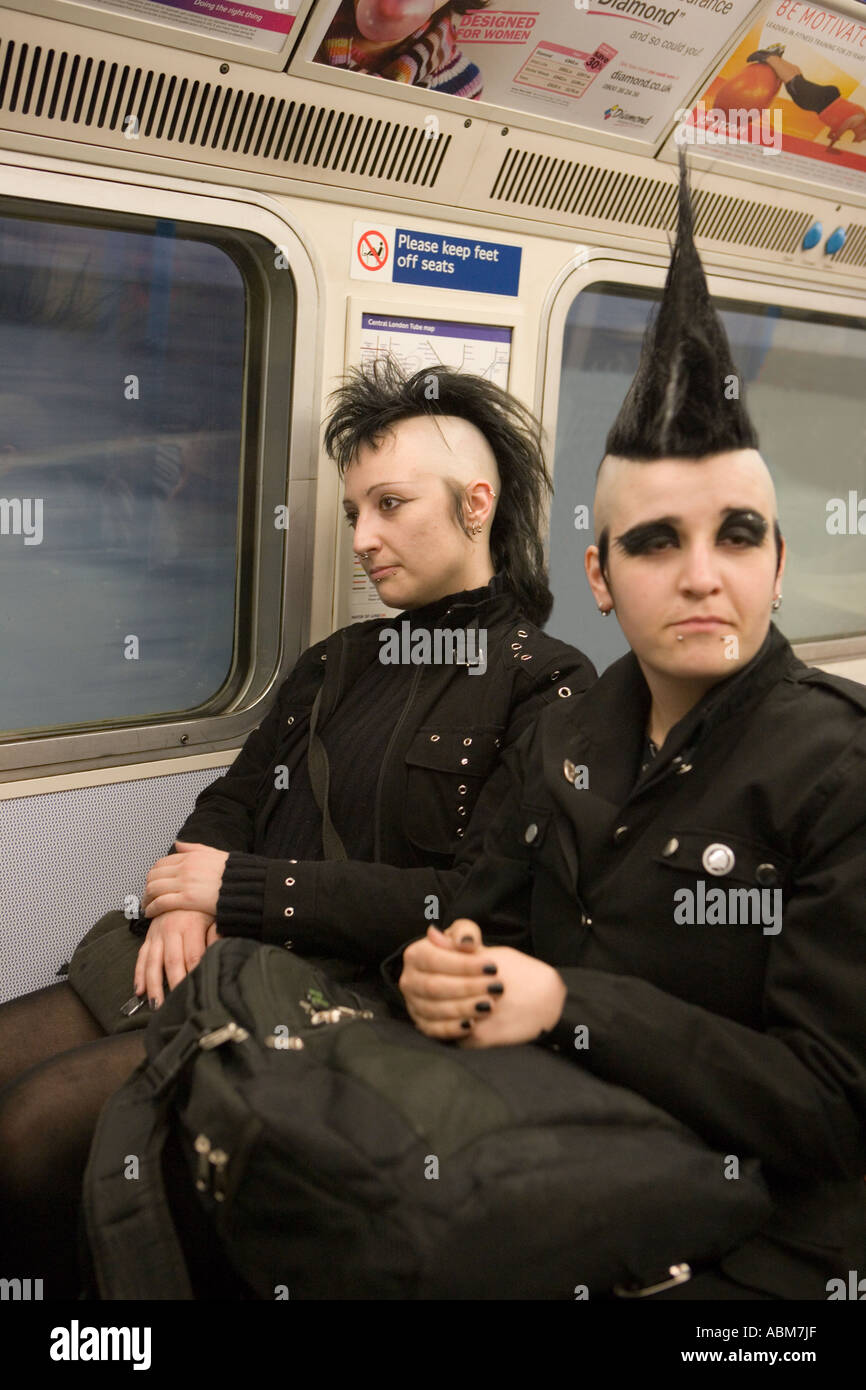 Goth-Mädchen mit überraschenden Mohikaner Frisur auf London Tube mit Freund Stockfoto