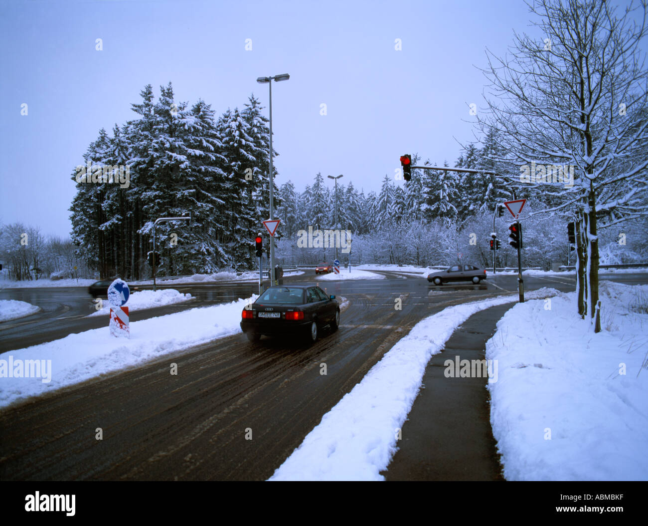 Gefährliche Winter Fahrbedingungen an einer Kreuzung in Deutschland. Stockfoto