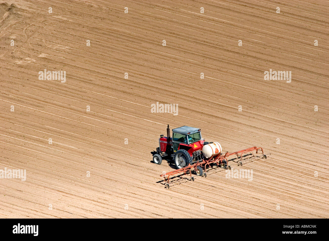 Luftaufnahme eines Traktors verwendet wird, um ein Feld im Canyon County Idaho sprühen Stockfoto