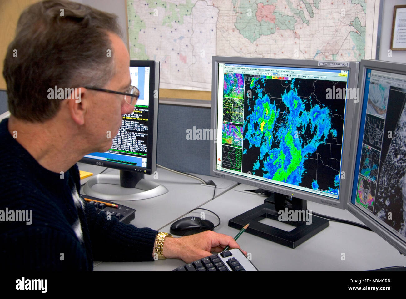 Meteorologe Blick auf Wetterkarten aus Satellitendaten auf Computer-Bildschirmen an der National Weather Service in Boise, Idaho Stockfoto
