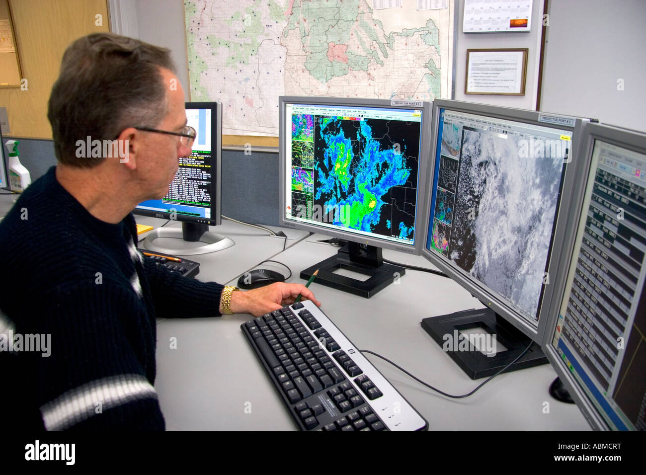 Meteorologe Blick auf Wetterkarten aus Satellitendaten auf Computer-Bildschirmen an der National Weather Service in Boise, Idaho Stockfoto