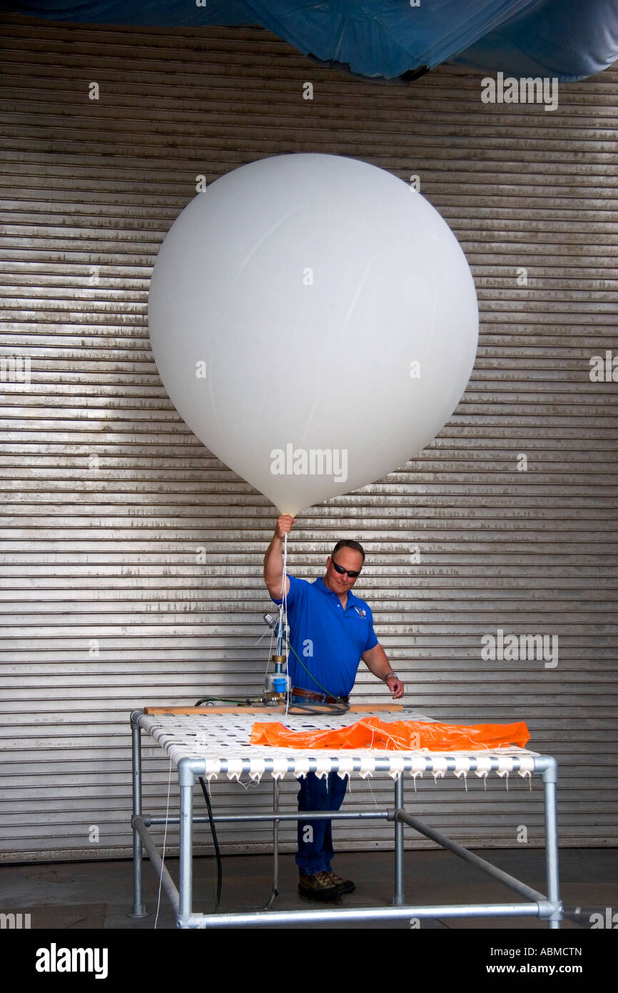 Meteorologe startet einen Wetterballon mit einer Radiosonde Sensor an der National Weather Service in Boise, Idaho Stockfoto