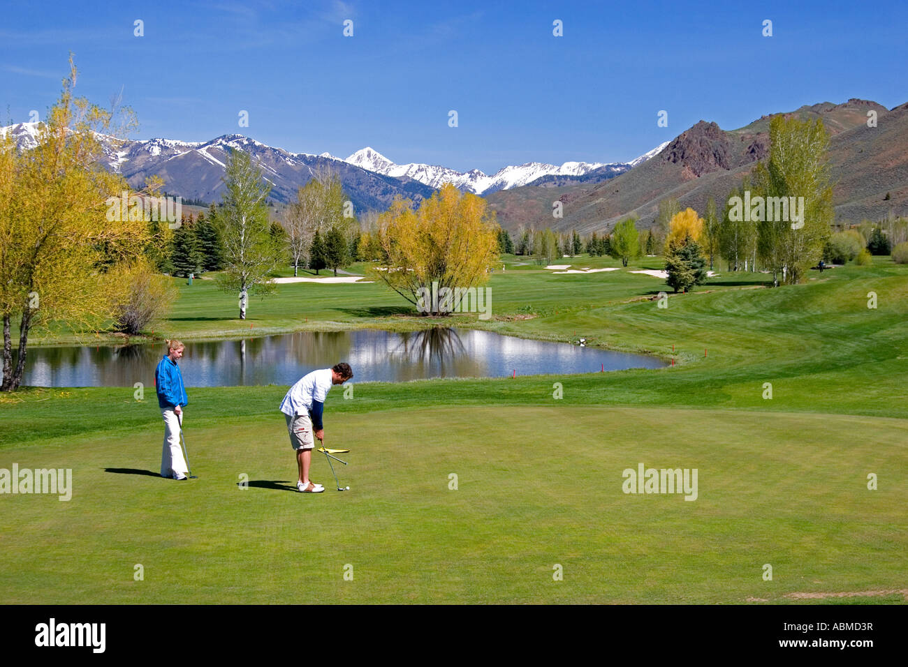 Golfen in Sun Valley Idaho mit Boulder-Bergen im Hintergrund Stockfoto