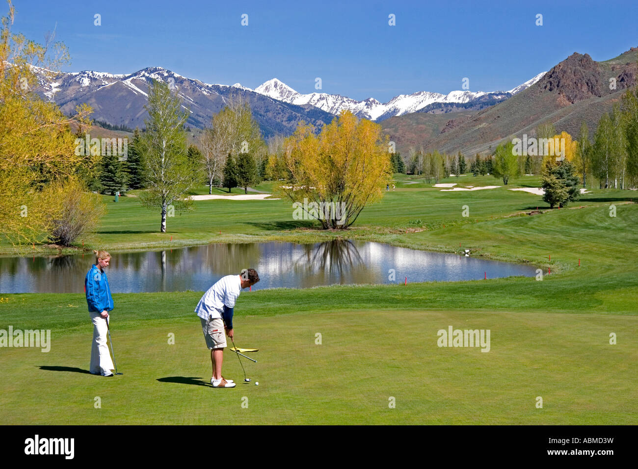 Golfen in Sun Valley Idaho mit den Boulder-Bergen im Hintergrund Stockfoto