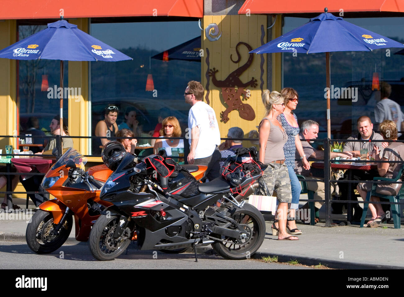 Menschen Essen auf der Terrasse ein Alki Point Restaurant in Seattle Washington Stockfoto