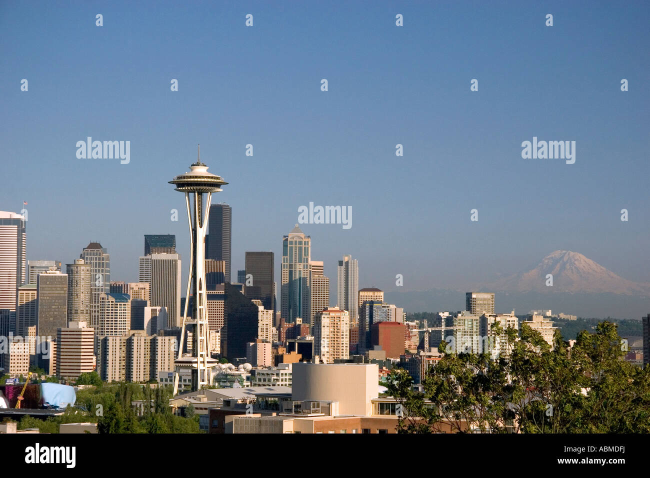 Ein Blick auf die Stadt Seattle mit Mount Rainier im Hintergrund in Washington Stockfoto