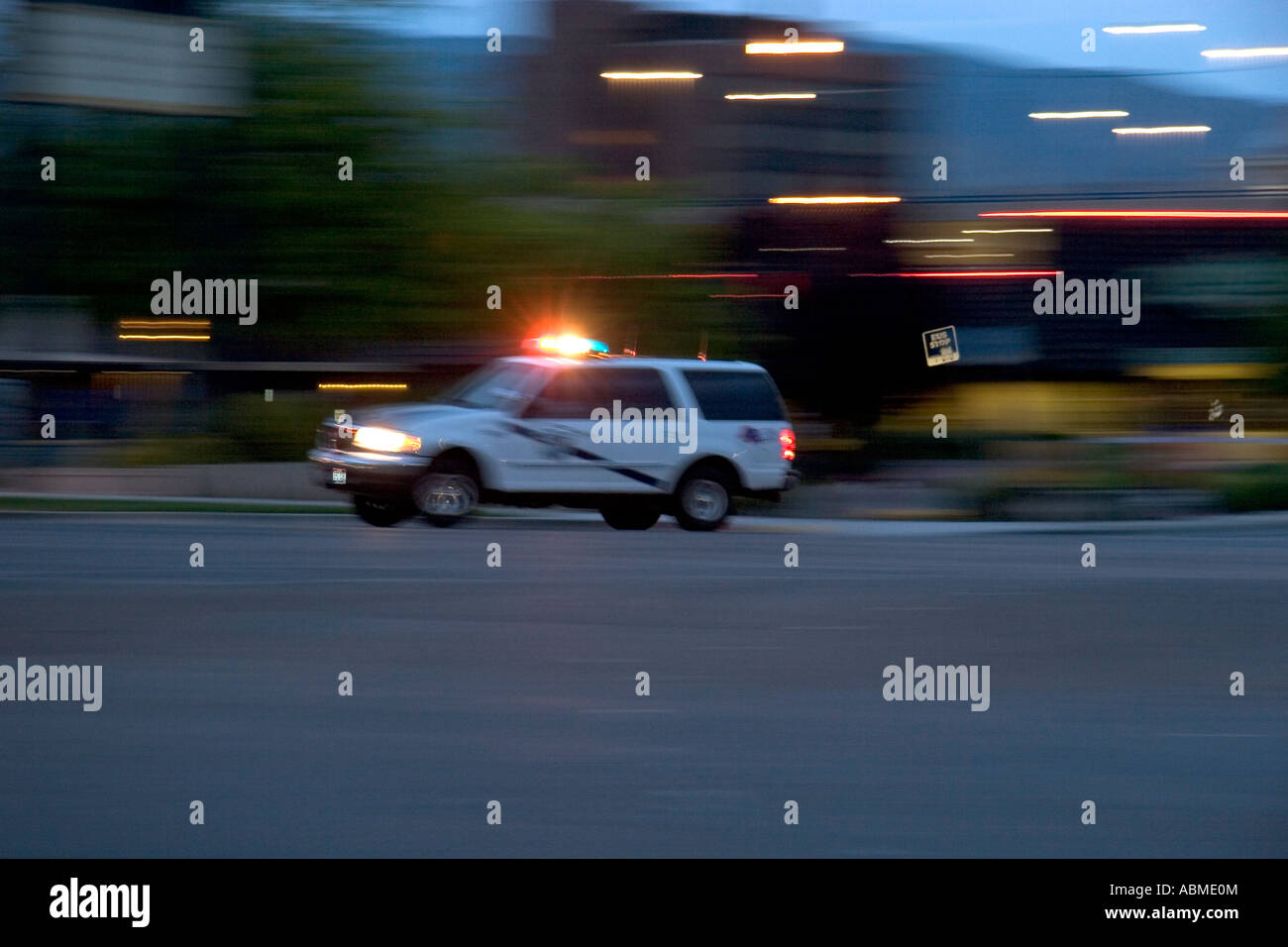 Einsatzfahrzeug in Bewegung mit Lichtern auf in Boise, Idaho Stockfoto