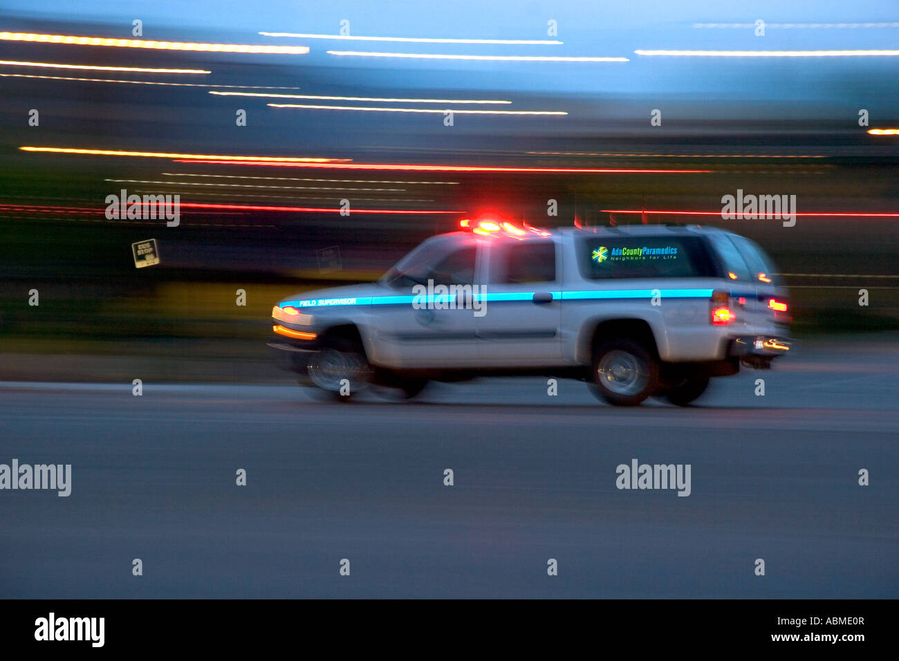 Einsatzfahrzeug in Bewegung mit Lichtern auf in Boise, Idaho Stockfoto