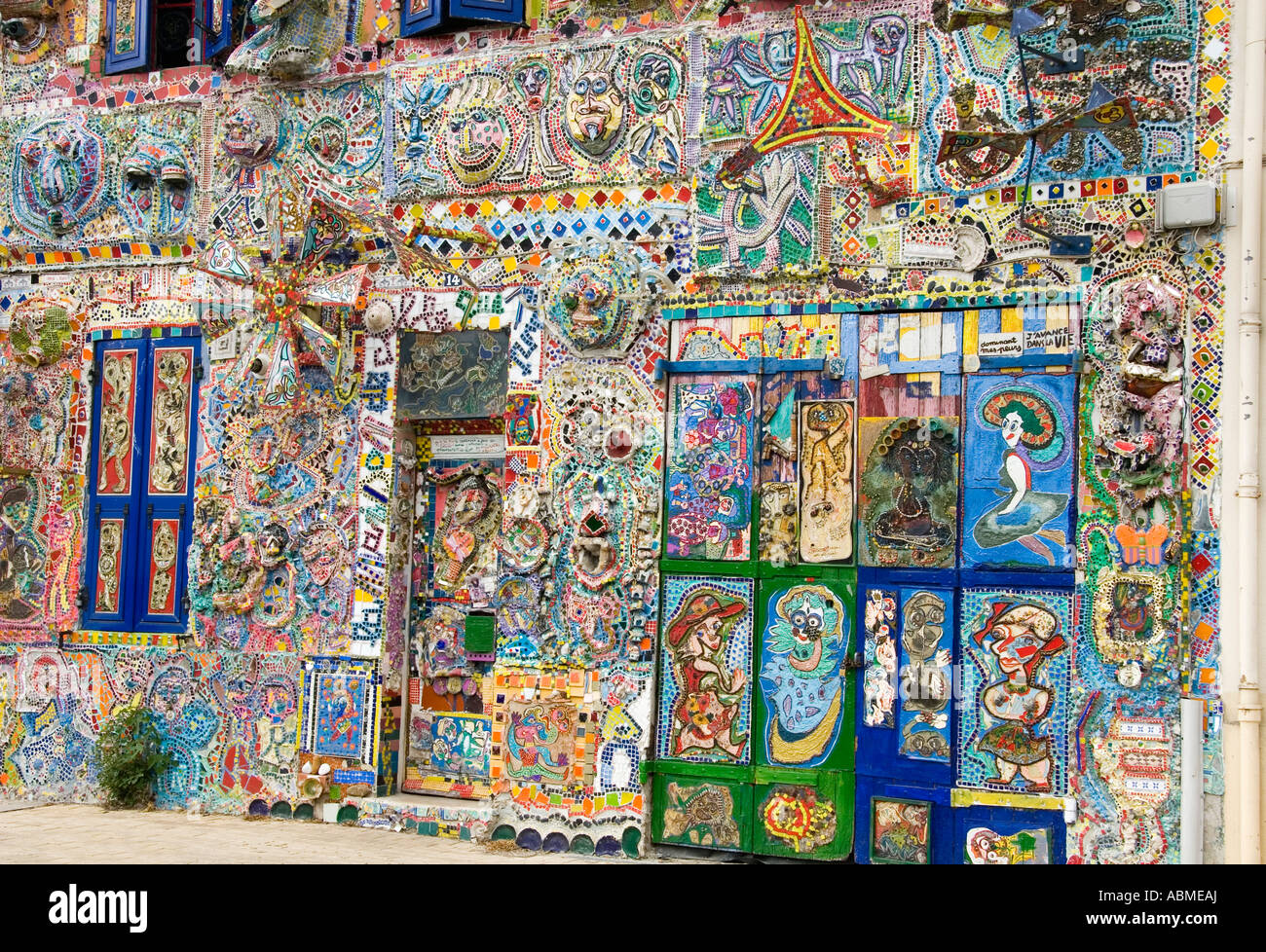 Haus in Eguilles, Provence, Frankreich mit Fassade bedeckt in Mosaik-Fliesen Stockfoto