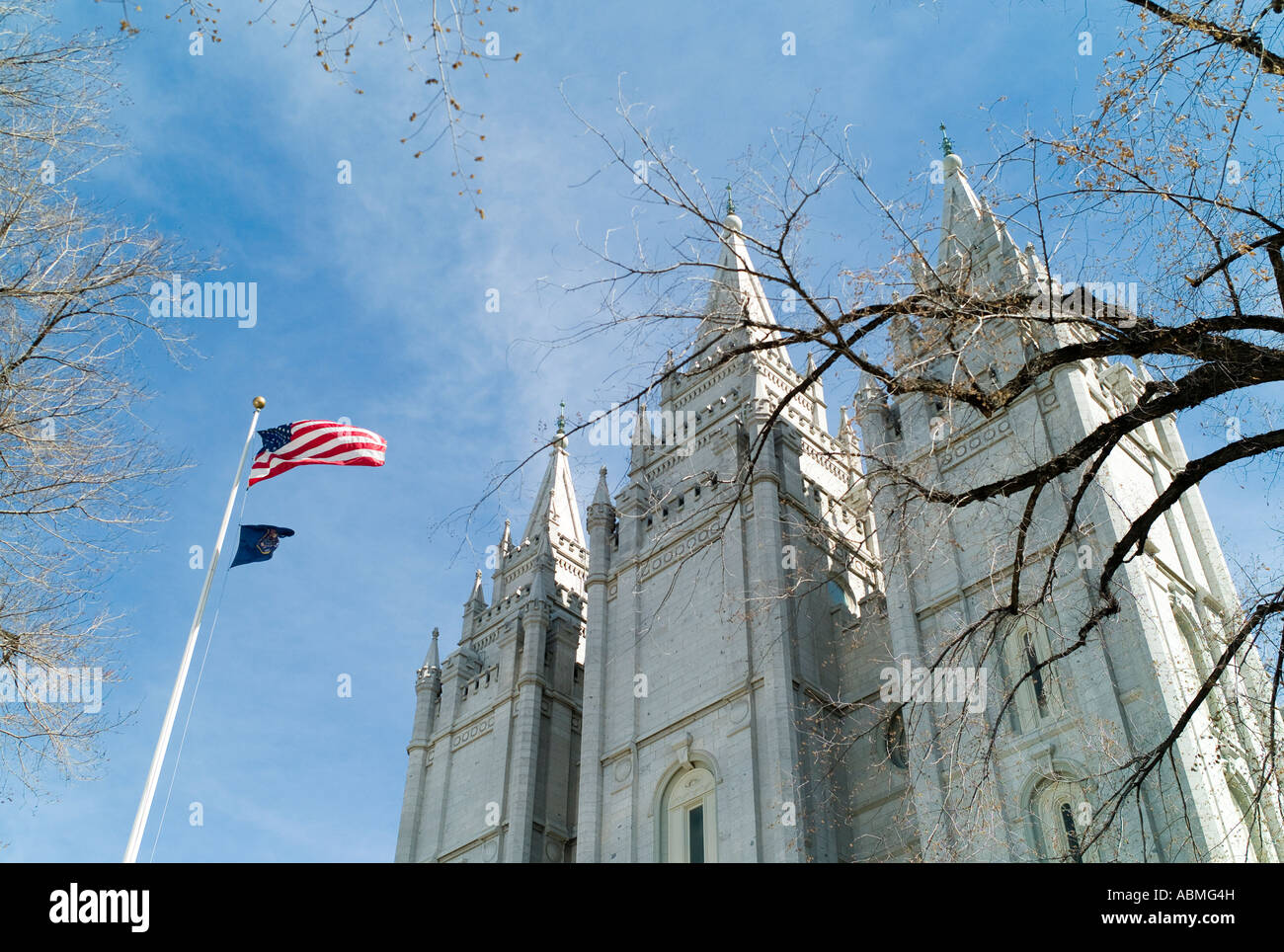Flagge flattert außerhalb Salt-Lake-Tempel in Salt Lake City, Utah, USA Stockfoto