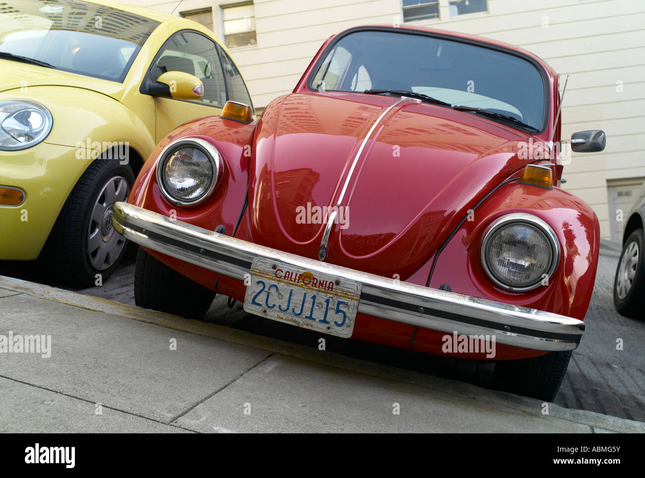 Autos parken auf steilen Straße in Russian Hill Viertel von San Francisco, Kalifornien, USA Stockfoto