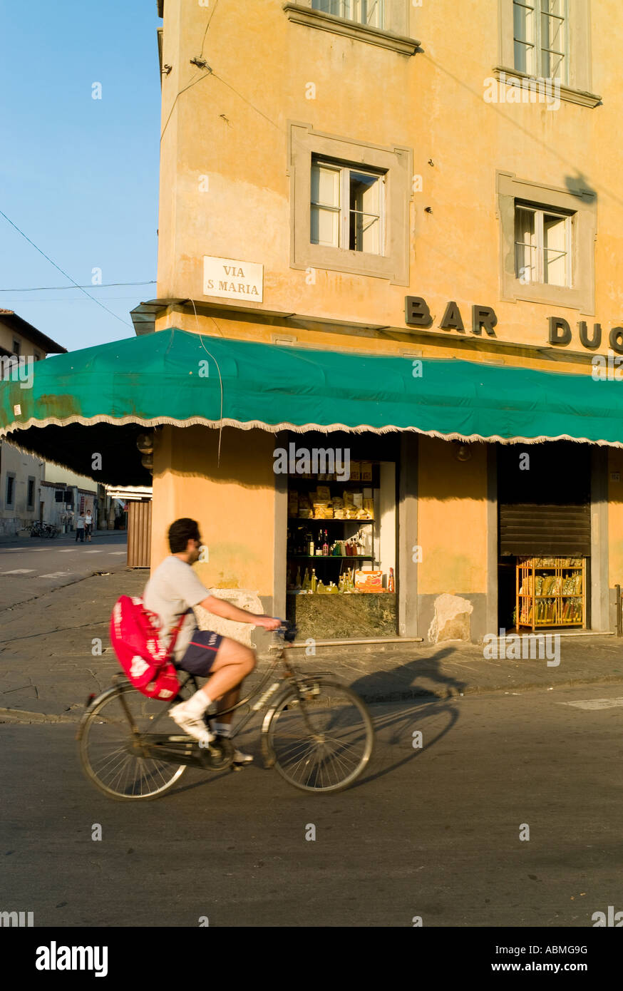 Mann mit Fahrrad in sonnige Straße Pisa, Italien Stockfoto