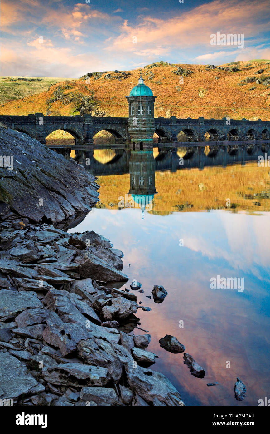 Vertikale Farbfoto von Craig Goch-Staudamm und Stausee, Powys, Wales, UK Stockfoto