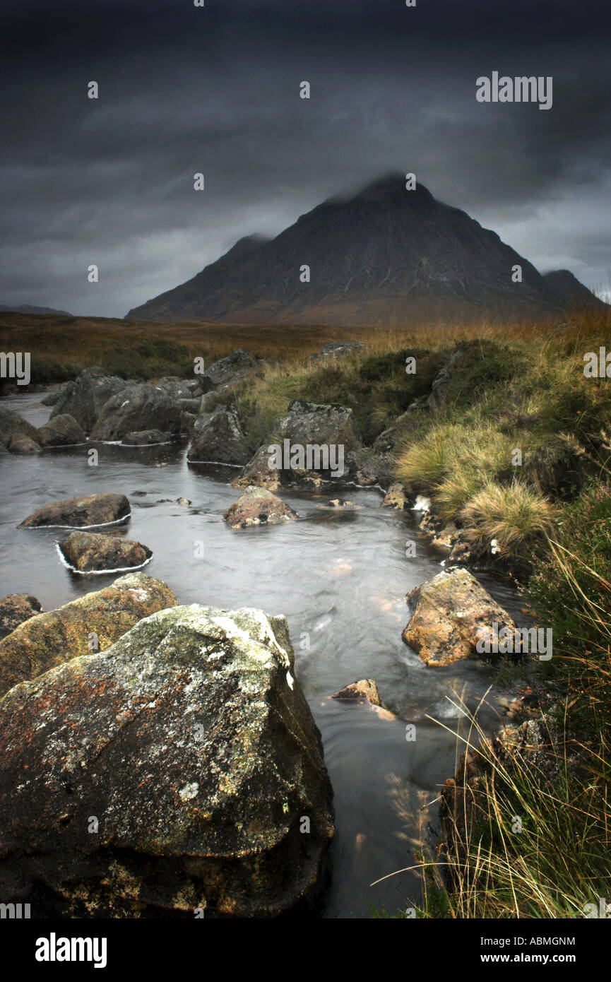 vertikale Porträtfoto des Buchaille Etive Mor Mountain auf Rannoch Moor in der Nähe von Glencoe in Schottland mit dem felsigen Fluss Etive in t Stockfoto
