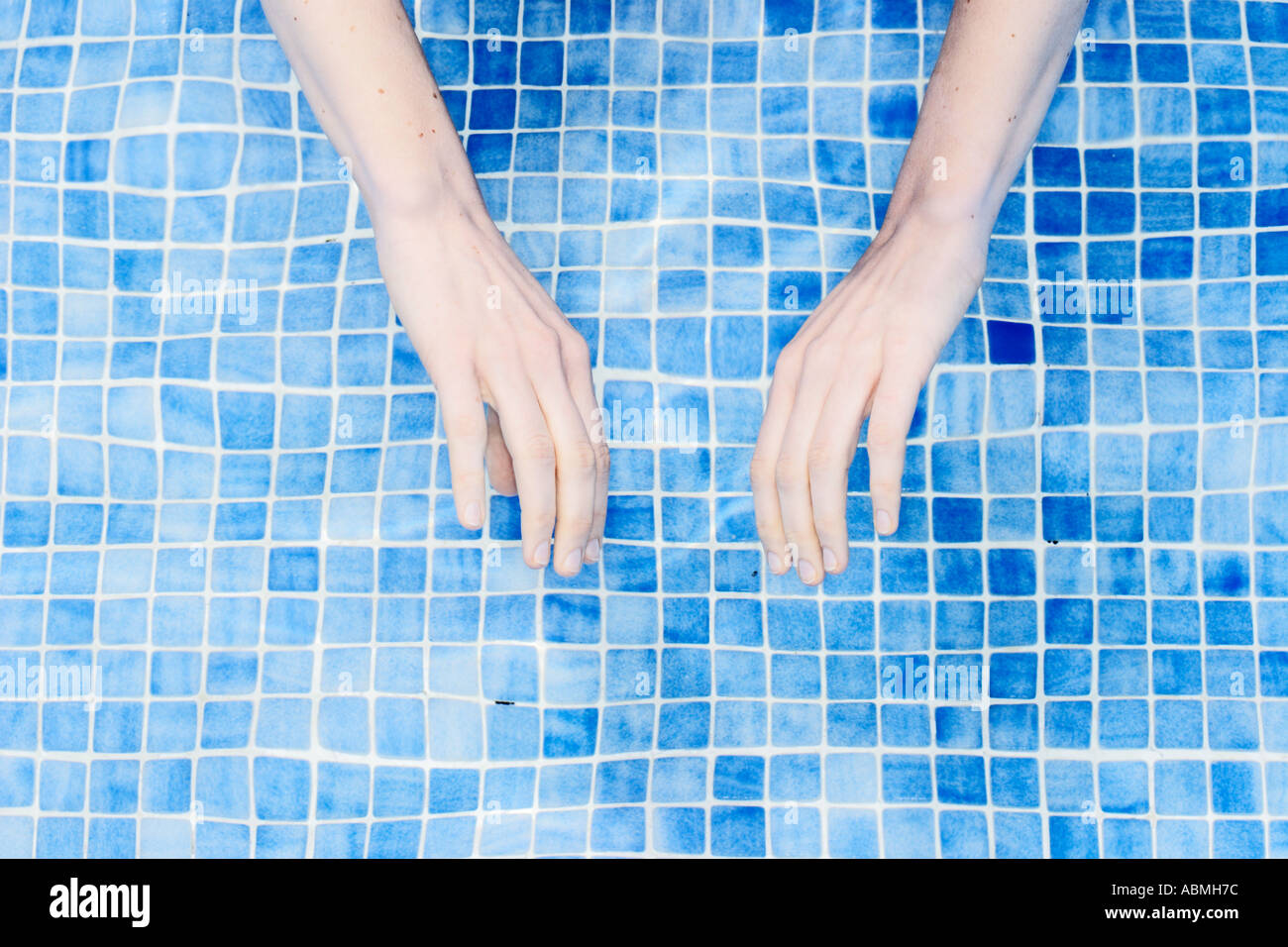 Hände der Frau im Schwimmbad Stockfoto