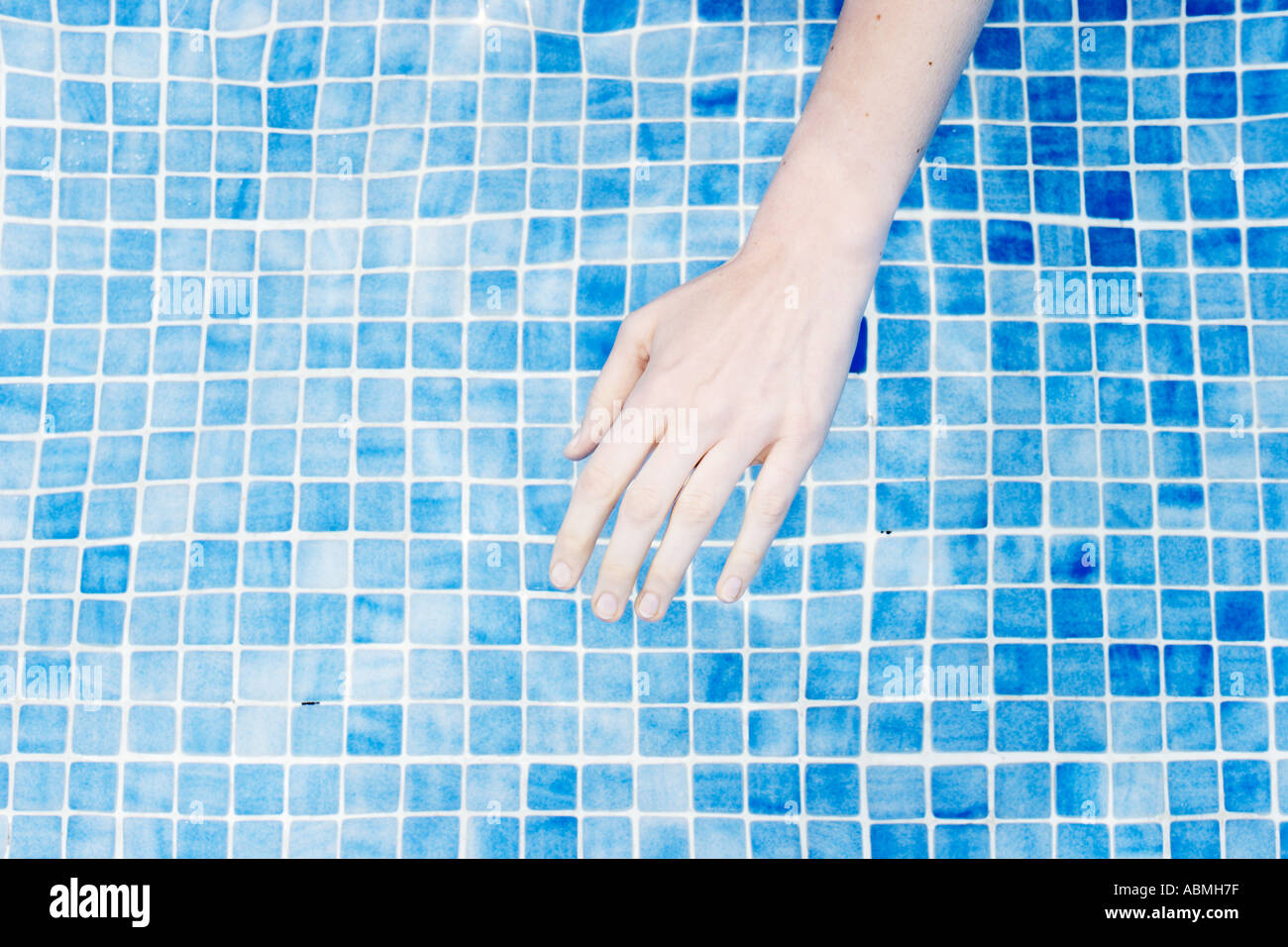 Drowning woman in swimming pool Fotos und Bildmaterial in hoher Auflösung Alamy