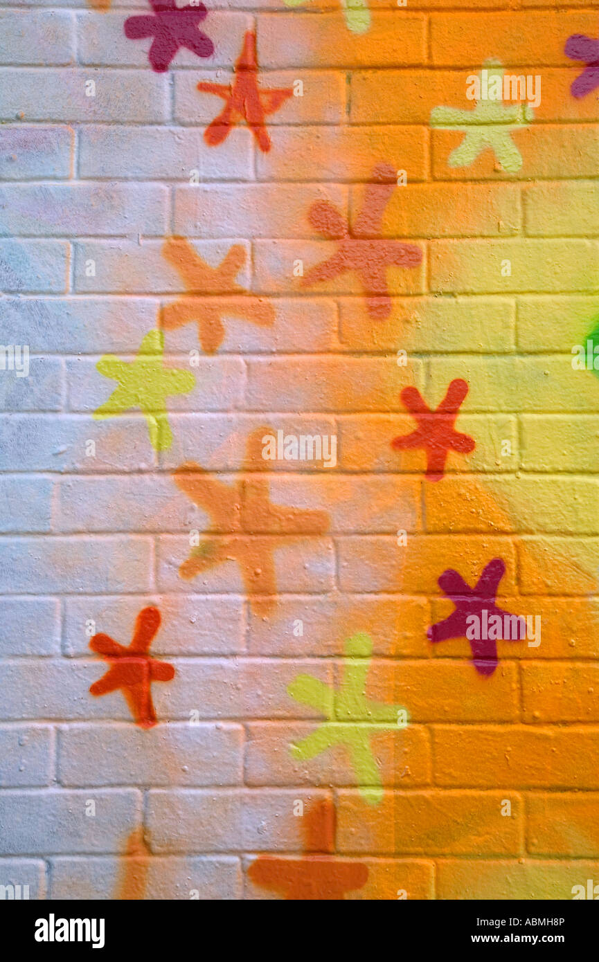 Graffiti mit Sternen auf die Wand gesprüht Stockfoto