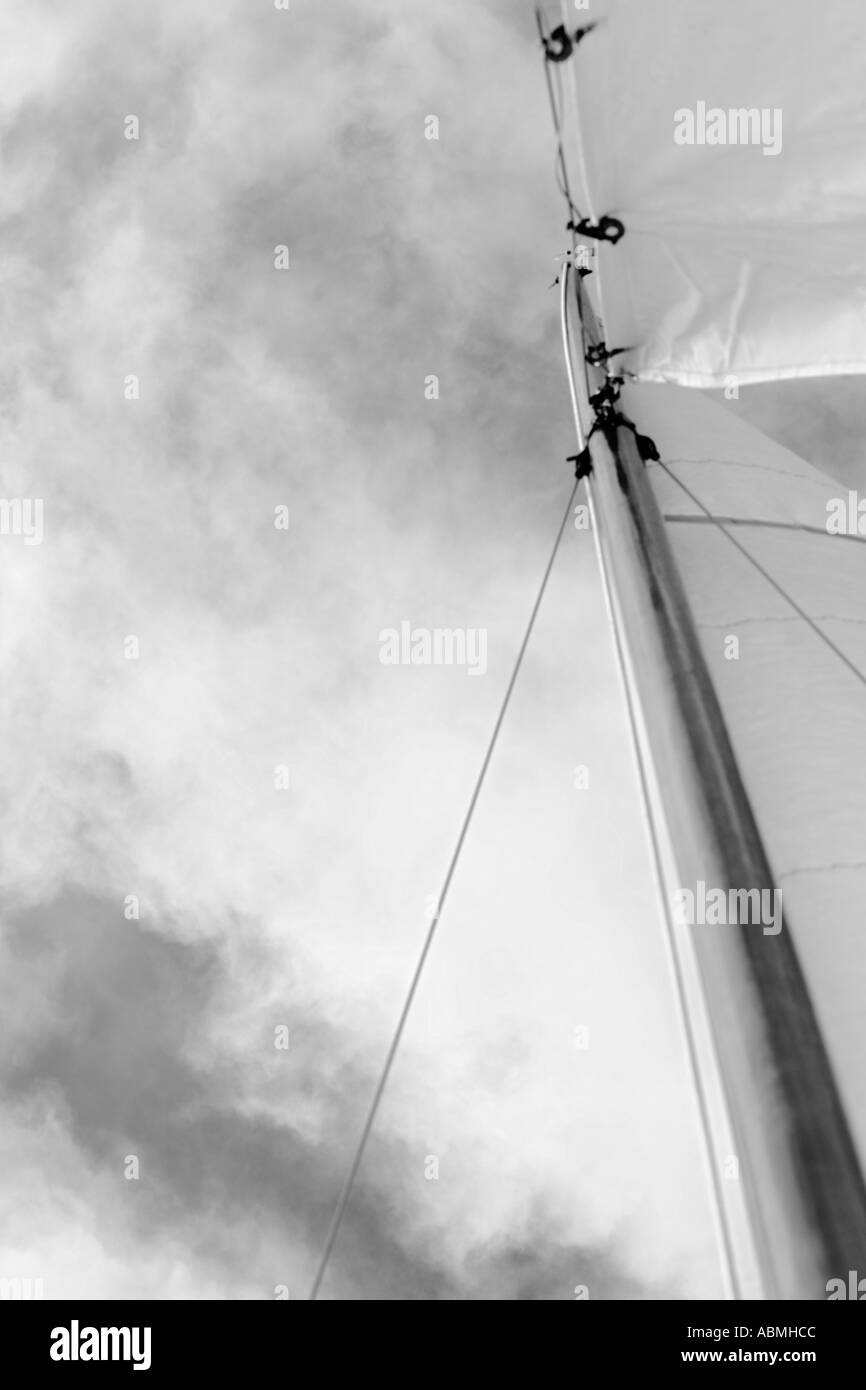Mast von Segelboot und Himmel Stockfoto