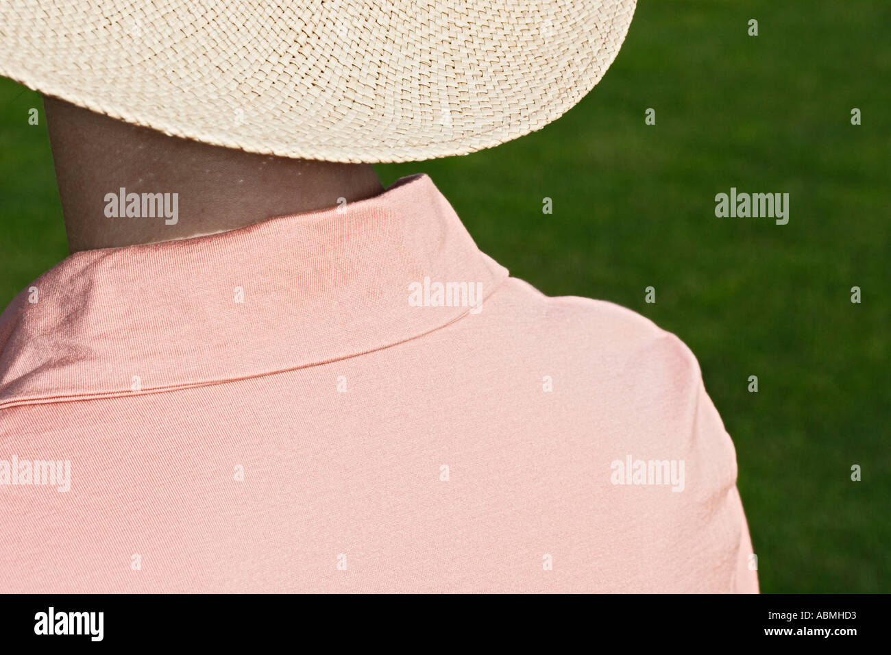 Frau mit Strohhut In der Sonne Stockfoto