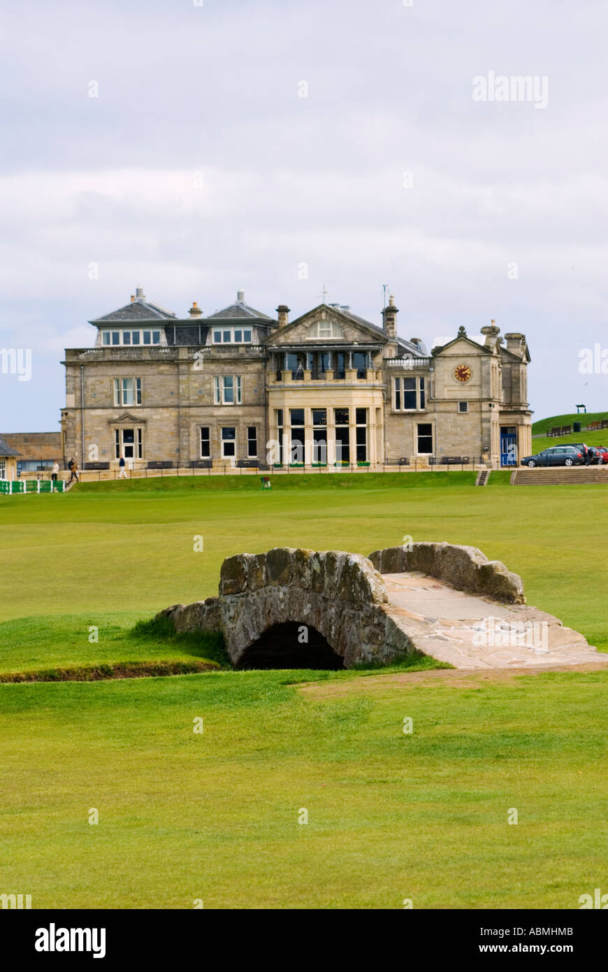 Steinerne Brücke über Swilken brennen am 18. Loch Old Course und Clubhaus des Royal and Ancient Golf Club in St. Andrews Stockfoto