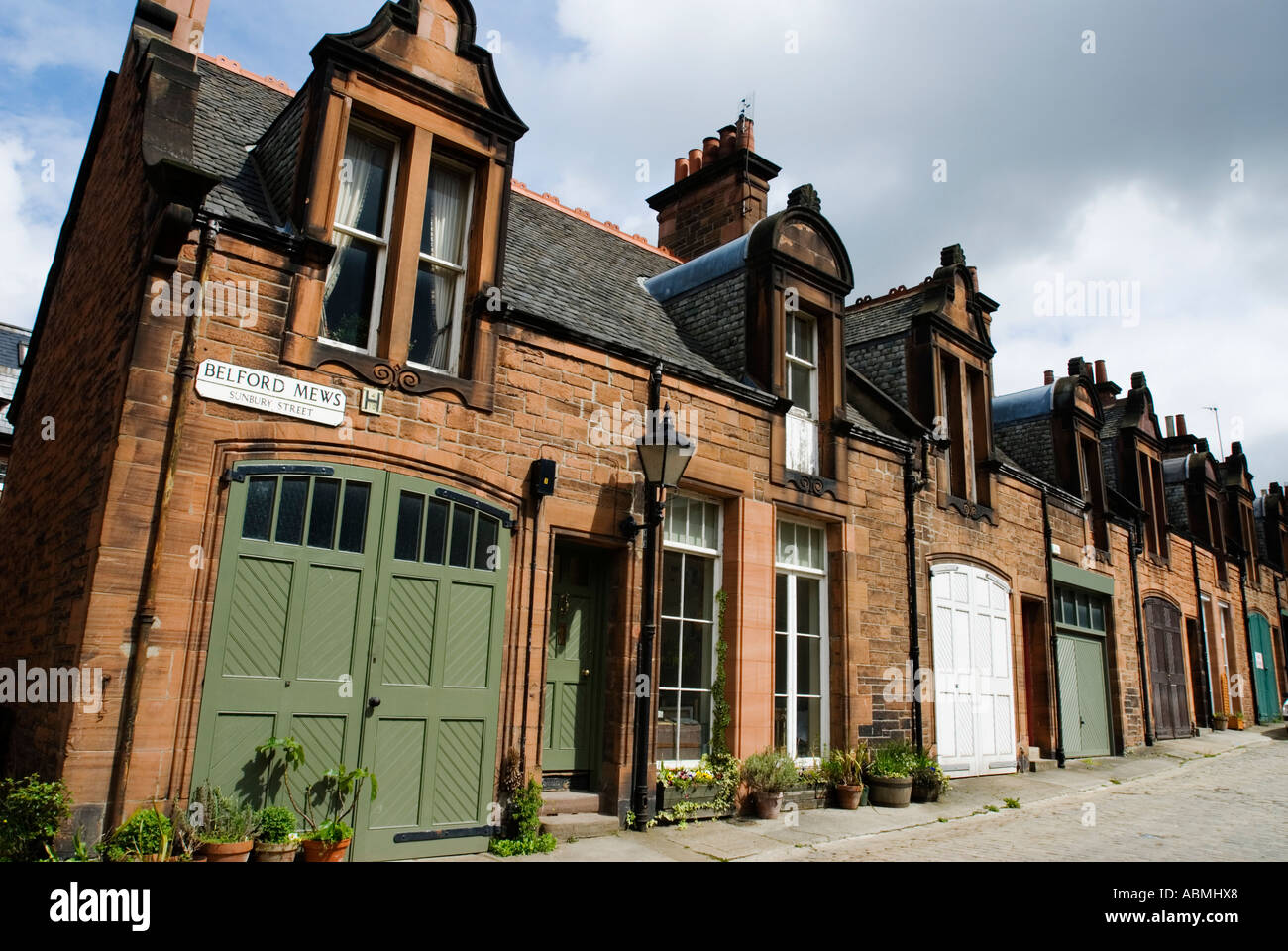 Traditionelle Mews Häuser in terrassenförmig angelegten Straße in Dean Village Edinburgh Stockfoto