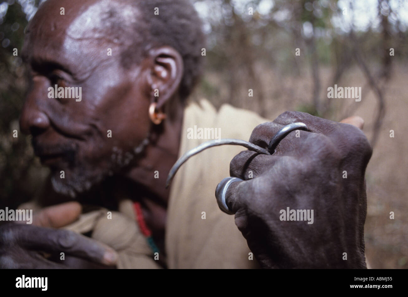 Eine Bekämpfung der Turkana Sporn ähnlich wie auf einer Knuckleduster, die einen Kampf gegen Messer Turkana im Kampf verwendet wird Stockfoto