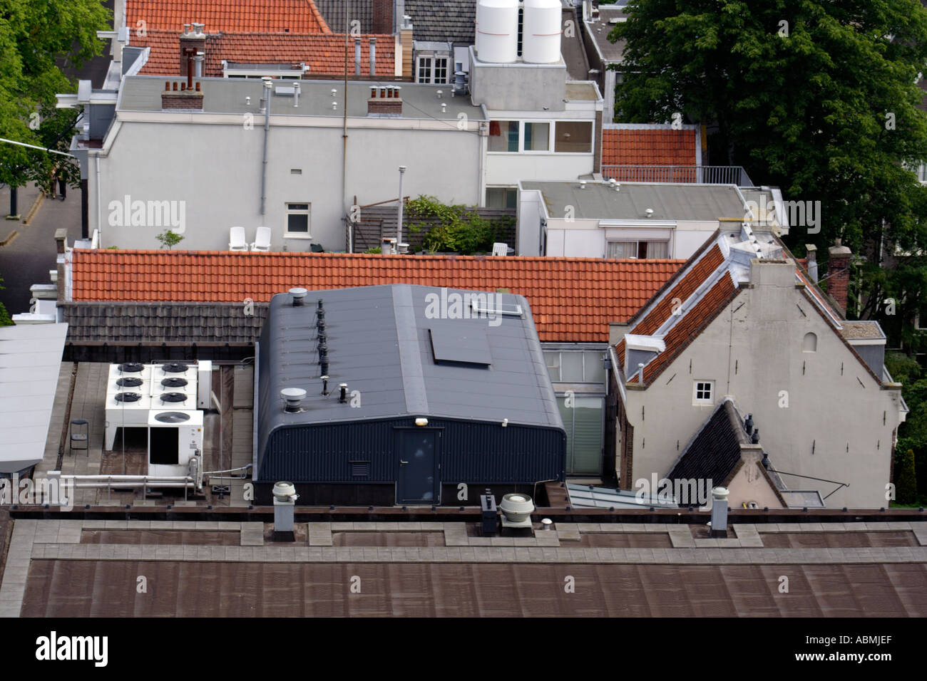 Anne-Frank Dependance auf der rechten Seite des Bildes Amsterdam mit dem Dach des Zentrums musuem Stockfoto