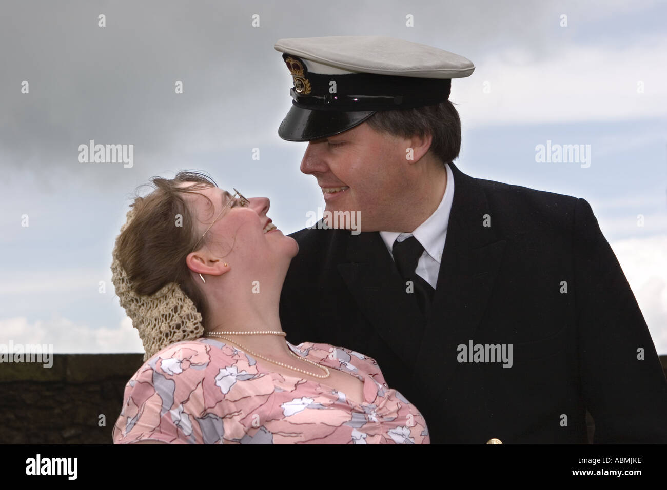 Kriegsmarine-Mode Roaring 40er war Weekend Couple in Stirling Castle, Schottland historische Ereignisse in großbritannien Stockfoto