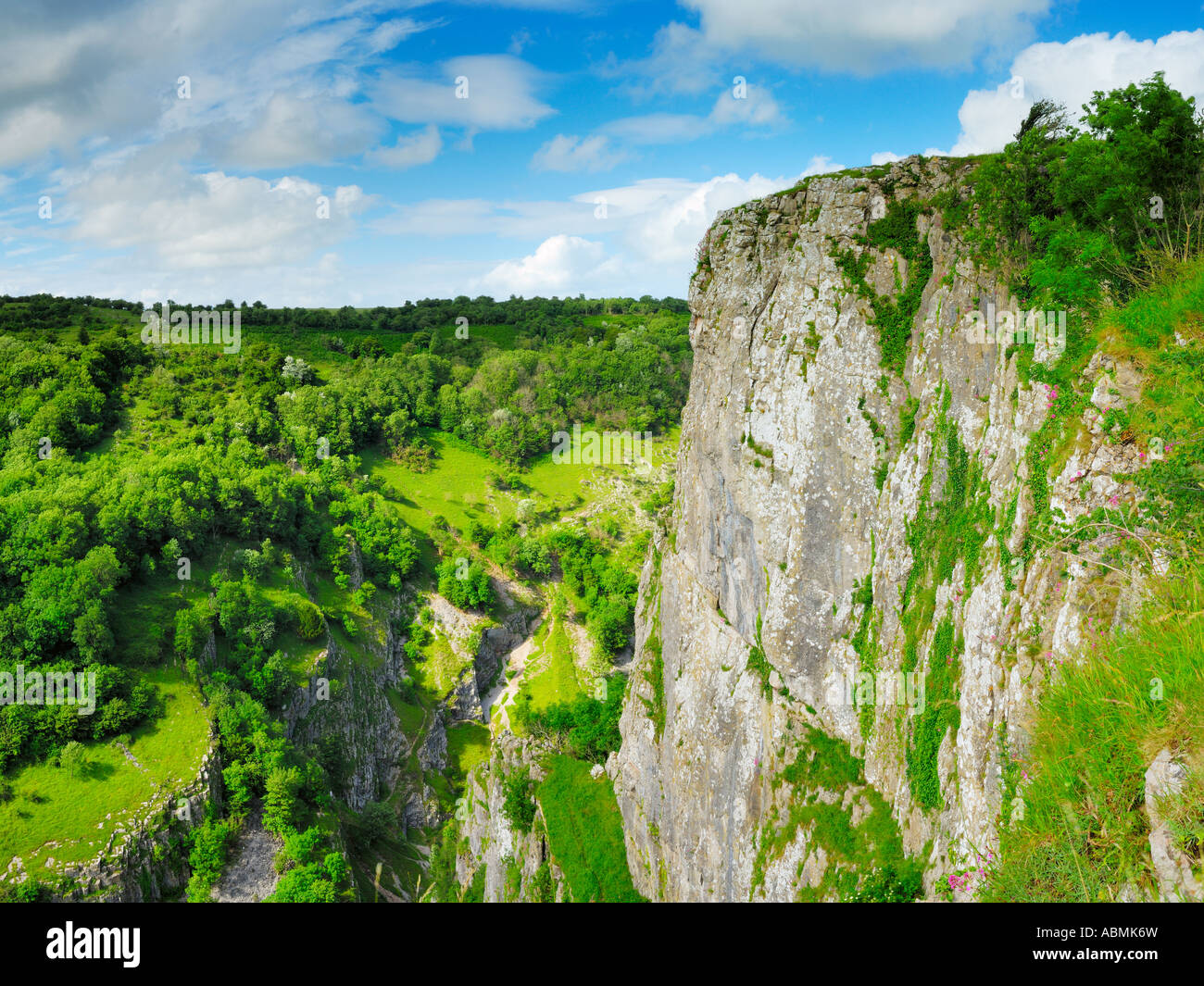 Wind Felsen mit Blick auf Horseshoe Bend in Cheddar Gorge am Rande der Mendip Hills in Somerset, England Stockfoto