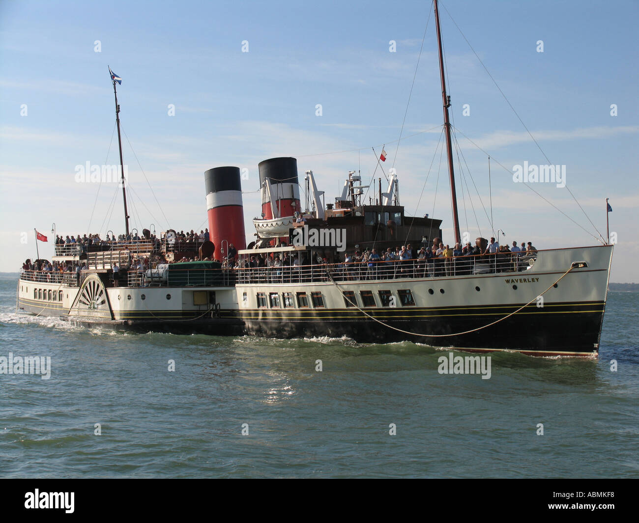 Paddel-Dampfer Waverley kreuzen in den Solent aus Yarmouth Isle Of Wight UK Stockfoto