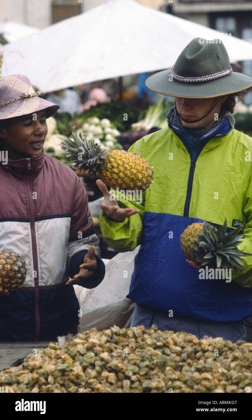 Bild CREDIT DOUG BLANE Sean OKelly Kauf einer Ananas in Zoma Markt Antanarivo Madagaskar Stockfoto