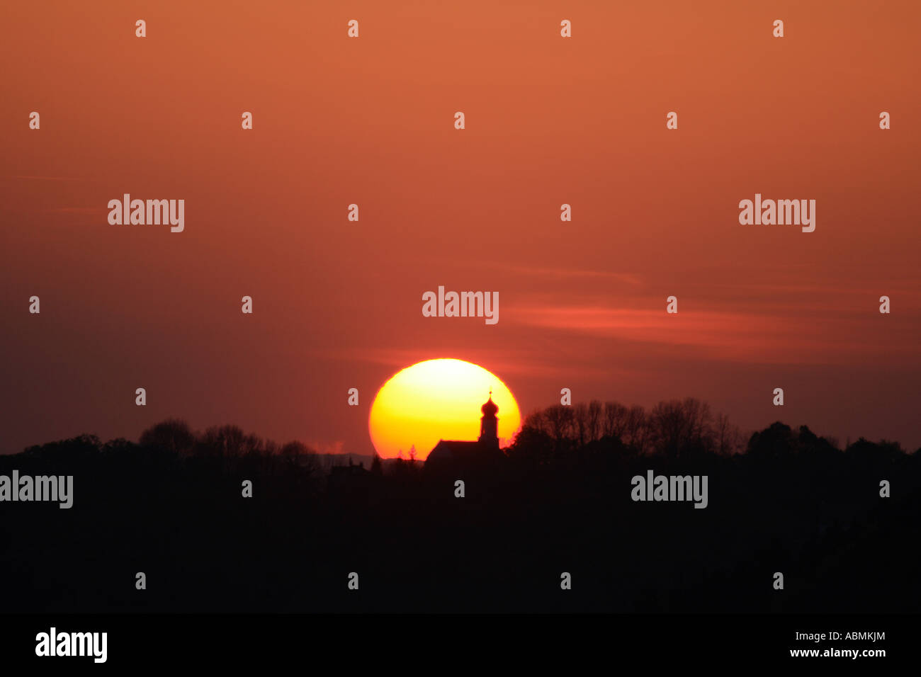 Landschaft mit Kirche bei Sonnenuntergang im Landkreis Deggendorf, Bayern, Deutschland, Europe.Photo von Willy Matheisl Stockfoto