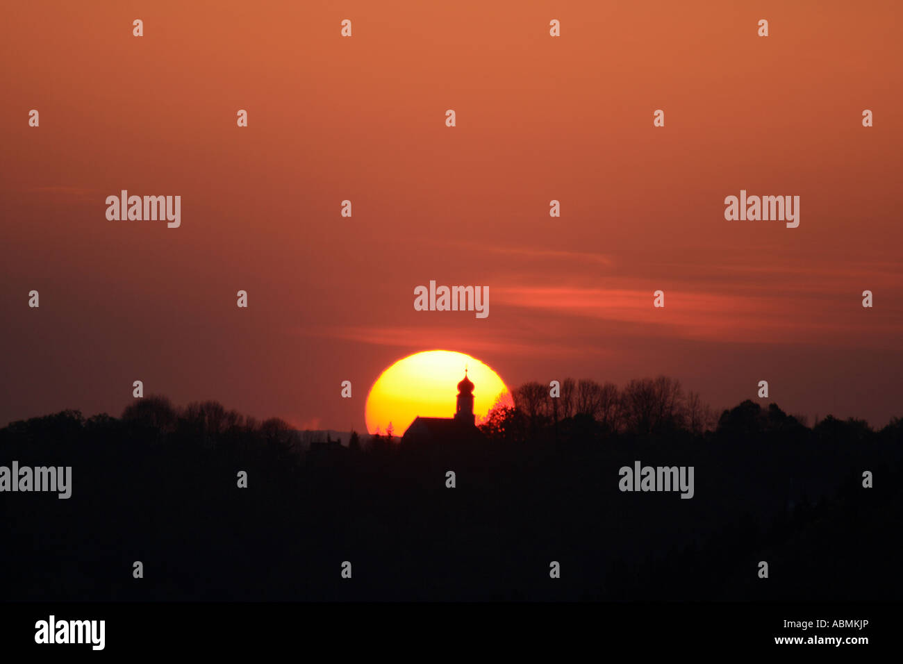 Landschaft mit Kirche bei Sonnenuntergang im Landkreis Deggendorf, Bayern, Deutschland. Foto: Willy Matheisl Stockfoto