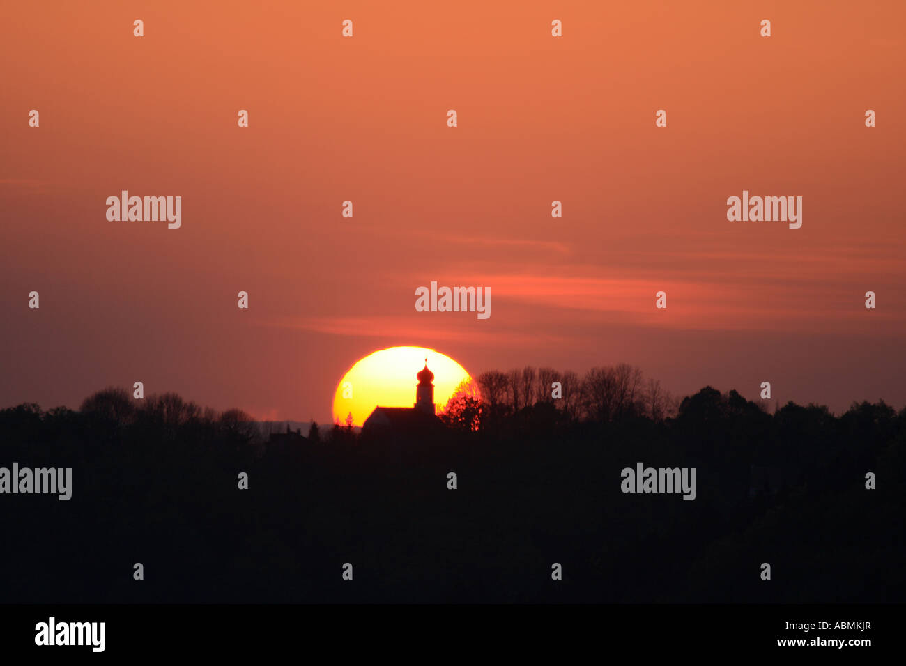 Landschaft mit Kirche bei Sonnenuntergang im Landkreis Deggendorf, Bayern, Deutschland. Foto: Willy Matheisl Stockfoto