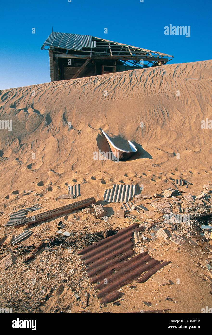 Das Wrack eines verlassenen Hauses von Sanddünen in der Ghost Town Kolmanskop in der Nähe von Lüderitz Namibia verschlungen Stockfoto