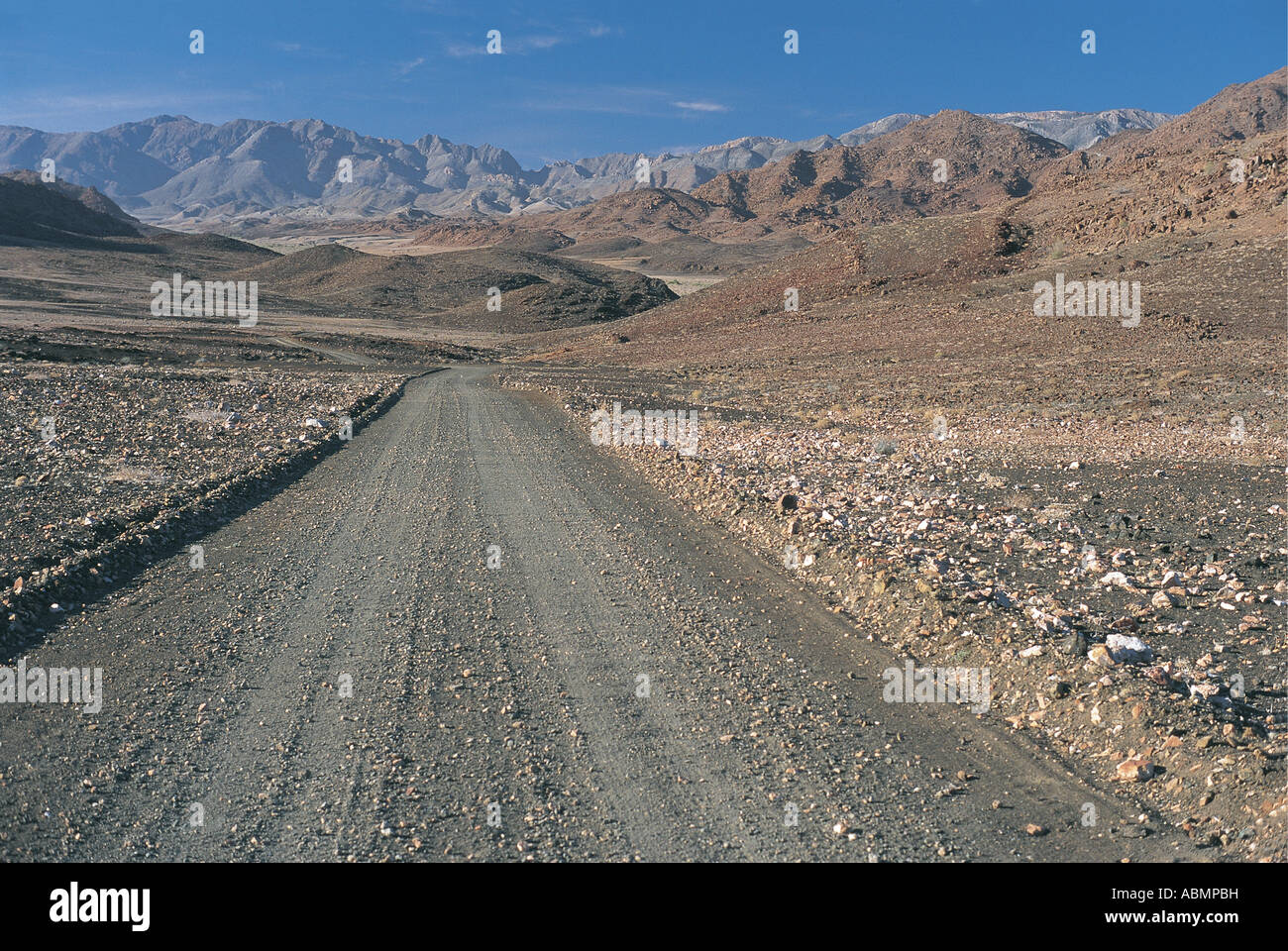 Langes, gerades Schotterstraße durch felsige Gebirgslandschaft Nordkap Südafrika Stockfoto