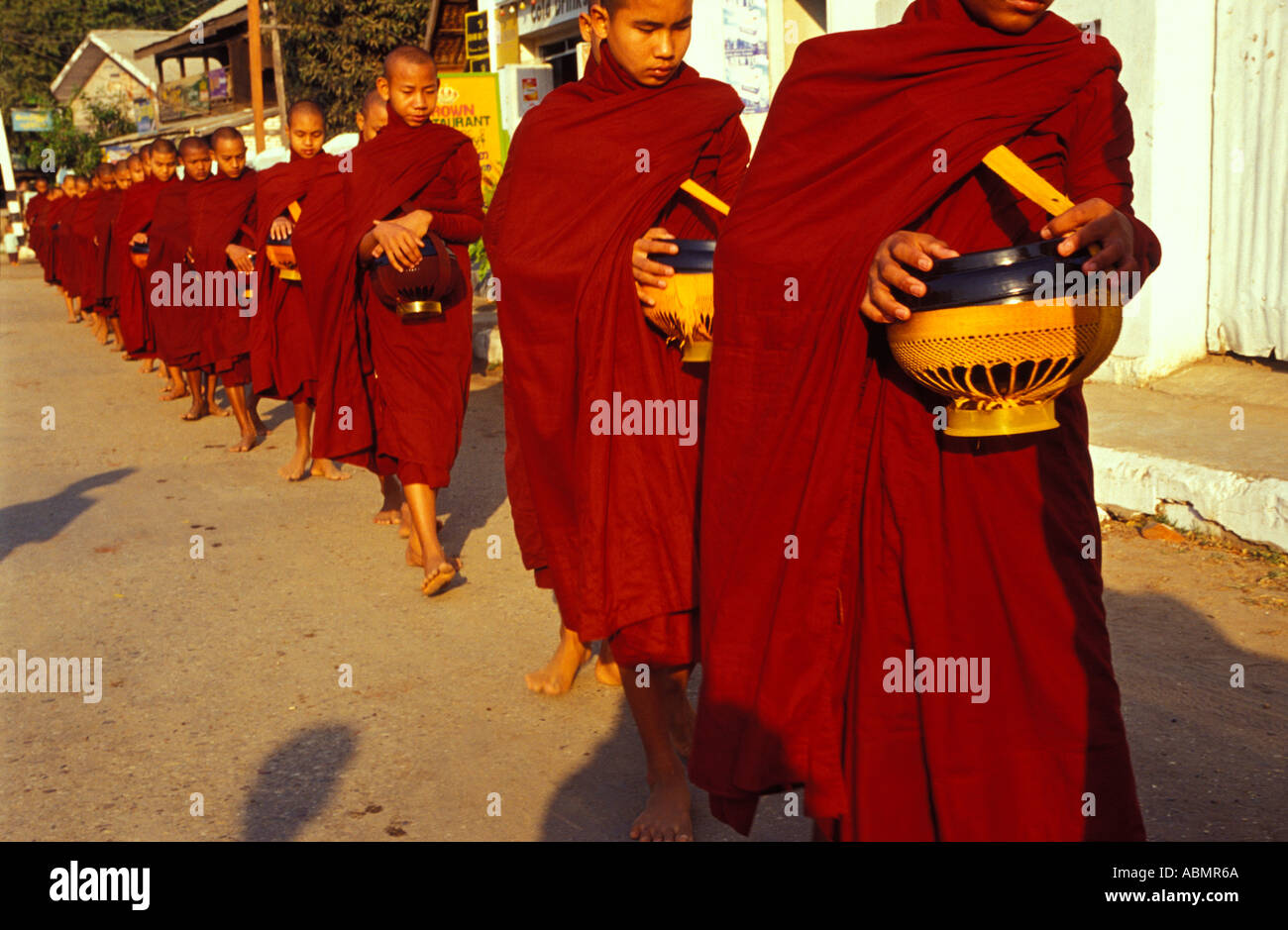 JUNGE BUDDHISTISCHE MÖNCHE IN LINIE NYAUNG U PAGÁN MYANMAR ASIEN Stockfoto