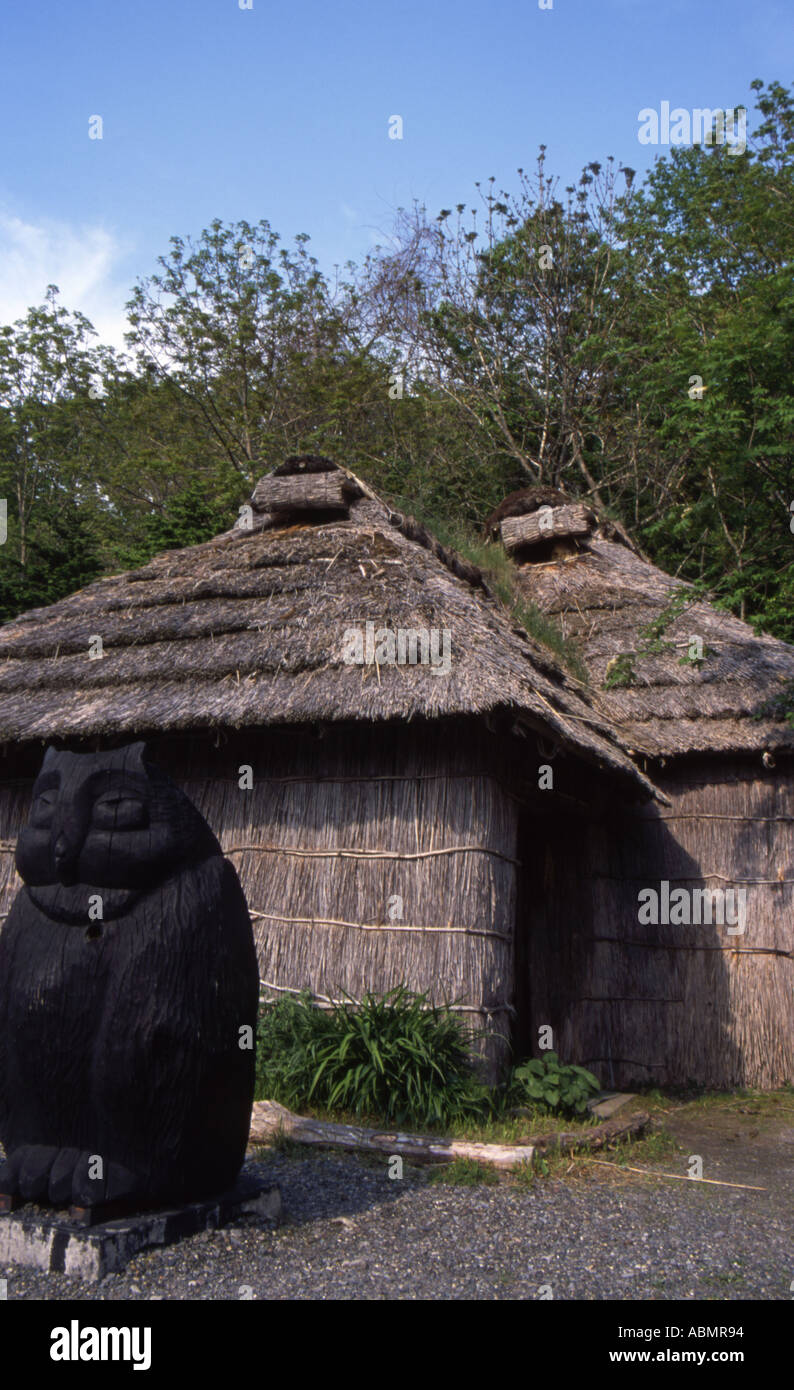 Ainu Traditionshaus und Eule schnitzen die Ainu sind Hokkaido s Aborigines Stockfoto