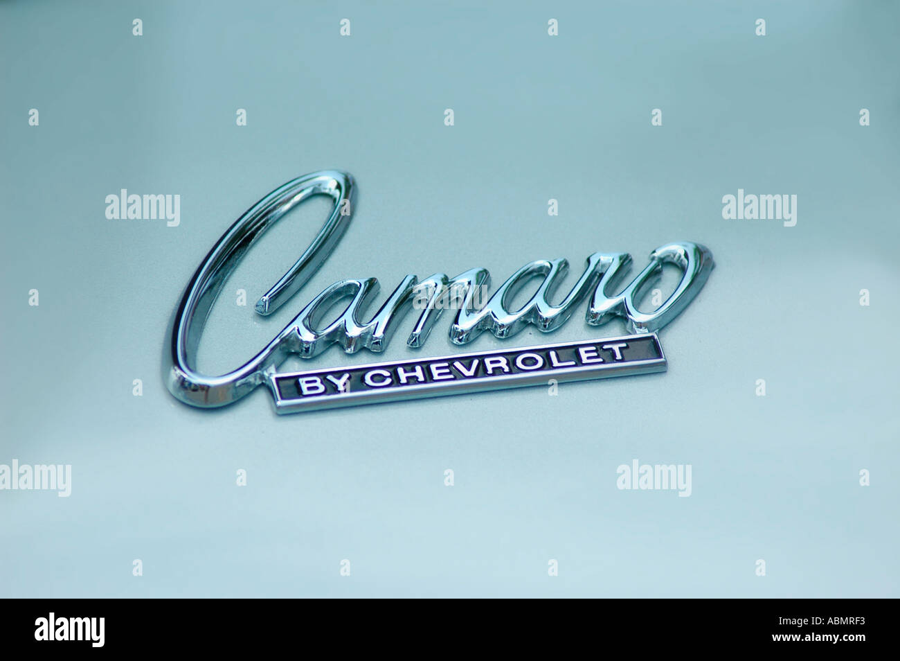 Logos auf amerikanische Autos zu zeigen, indem Entscheidungsträger und Motoreninstandsetzer und wieder besser als neue Camaro Stockfoto