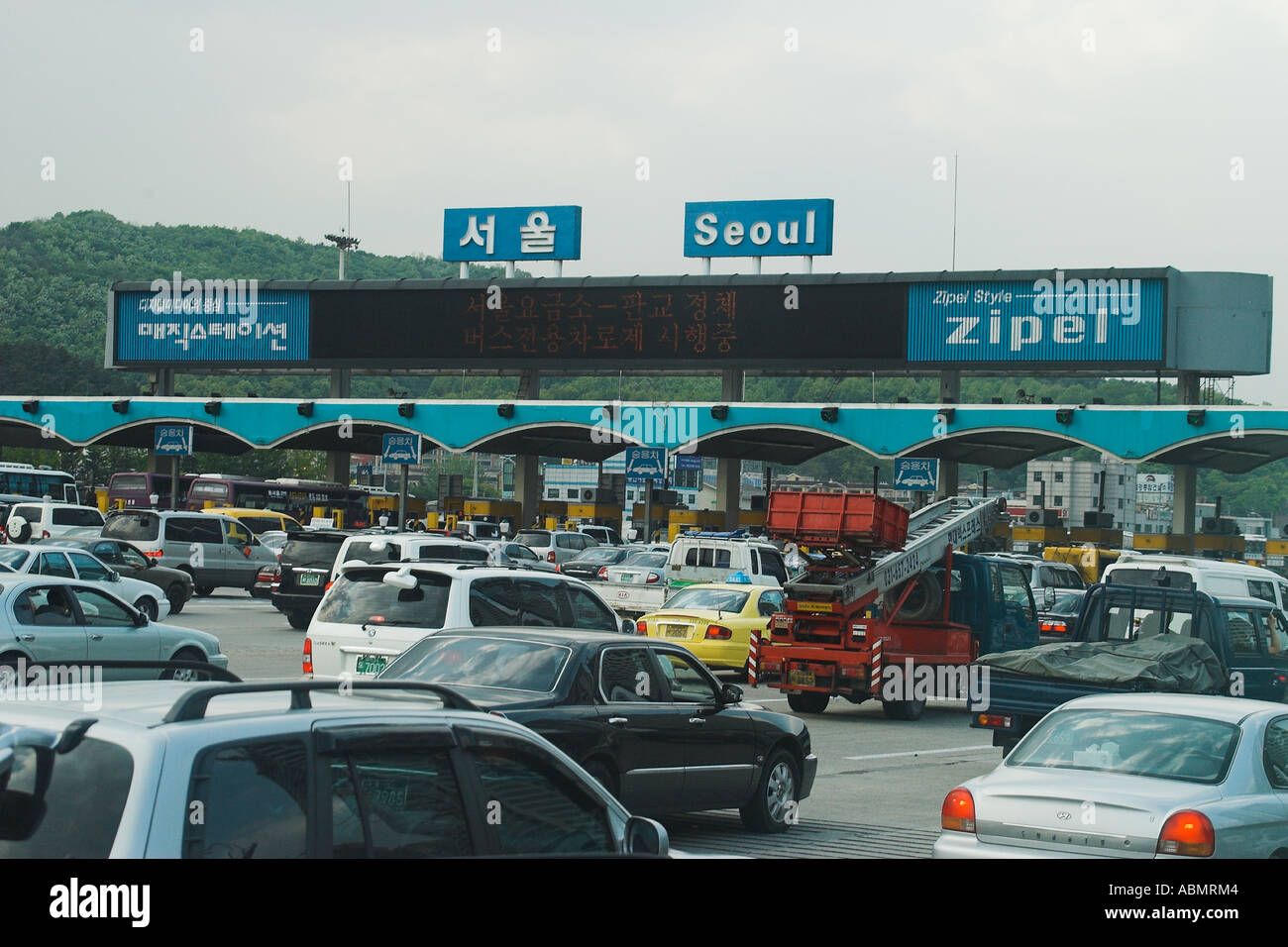Autos in der Nähe der Mautstelle am Seoul s Eingang vom Highway 4 Gyeonggi Do Südkorea Line-up Stockfoto
