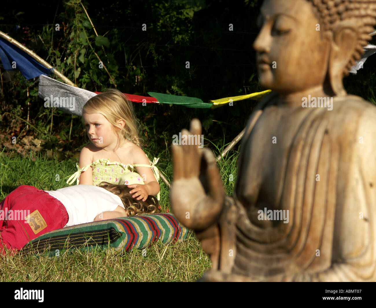ein kleines Mädchen gibt ihrer Freundin Hände auf Heilung Reiki beim Buddhafields Festival England 2005 Stockfoto
